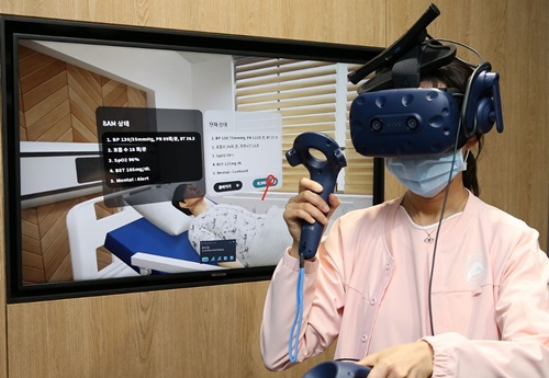 VR 전용 교육장에서 간호사가 응급환자 조기 대응에 관한 VR 교육을 체험하고 있다