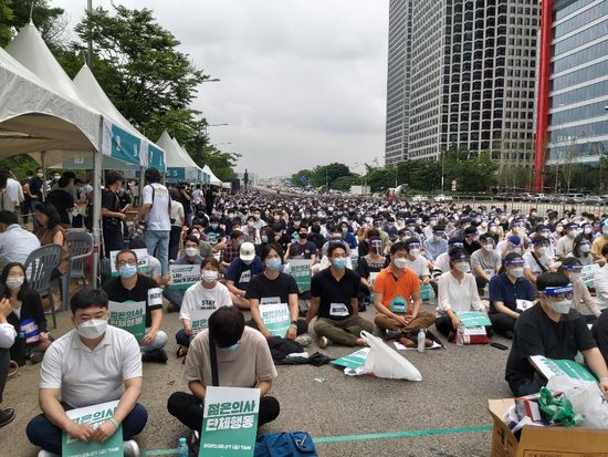 지난 7일 오후 여의도공원에서 열린 '2020 젊은의사 단체행동' 집회 모습.