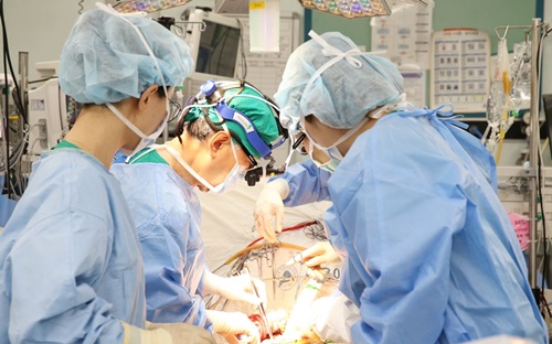 이승규 교수가 7000번째 간이식 수술을 집도하고 있다.