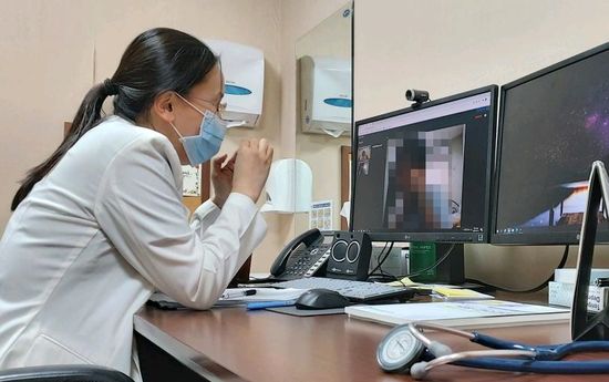지난 9월 18일 오후 인하대병원 국제진료센터 김아름 소장이 중동지역에 체류 중인 파견근로자(1호 환자)와 비대면 진료를 진행하고 있다. 사진 제공: 인하대병원