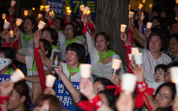 간호조무사들이 지난해 여의도에서 촛불집회를 하는 모습.