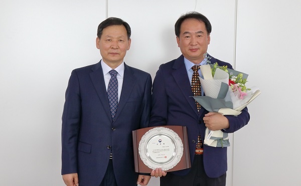 왼쪽부터 질병관리청 의료안전예방국 양동교 국장, 휴온스글로벌 바이오본부장 김영목 상무.