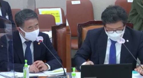 22일 열린 국회 보건복지위원회 국정감사에서 박능후 장관(왼쪽)이 서영석 의원(오른쪽)의 질의에 답하고 있다.