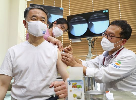 박능후 보건복지부 장관이 10월 27일 오후에 세종시 소재 한 의원급 의료기관을 방문하여 인플루엔자 예방접종을 받고 있다. 사진 출처: 보건복지부