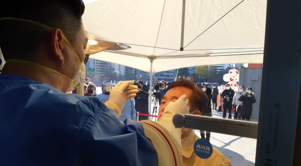 서울시청 앞 선별진료소 투입된 의료진이 검체를 채취하는 모습.