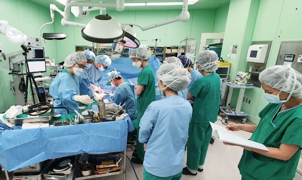 세브란스 의료진이 팔 이식수술을 하는 모습.