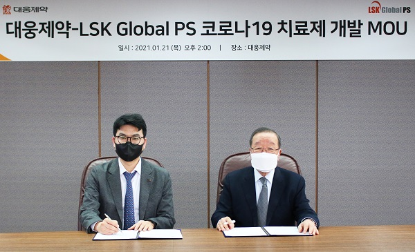 사진 왼쪽부터 대웅제약 전승호 대표, LSK Global PS 이영작 대표.