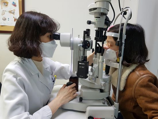 노원을지대학교병원 안과 정은혜 교수가 세극등현미경 검사를 통해 각막과 결막을 살펴보고 있다.
