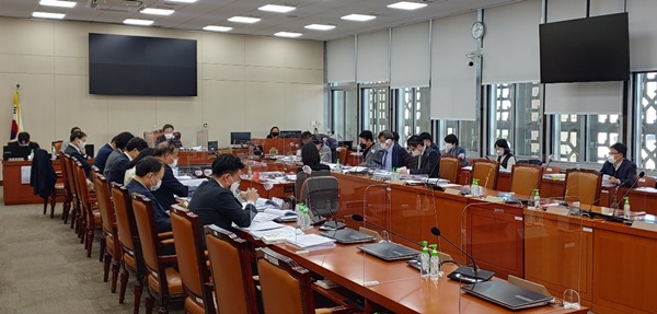 국회 보건복지위 제1법안심사소위 회의 모습.