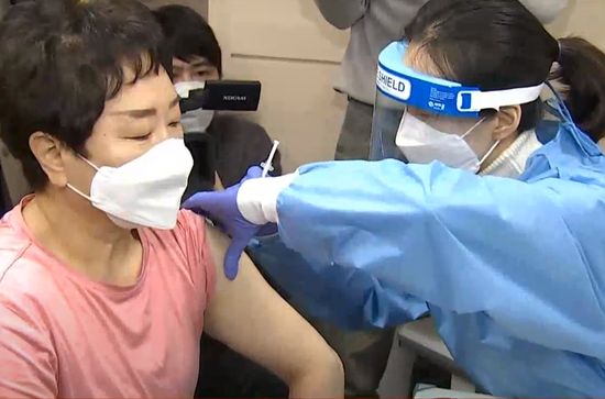 26일 오전 9시경 서울시 노원구보건소에서 상계요양원에 근무하는 요양보호사가 코로나19 백신 접종을 받고 있다.