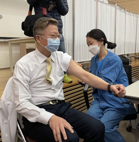 코로나19 백신(아스트라제네카)을 접종받고 있는 김연수 서울대병원장.