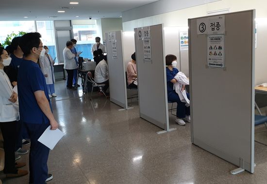 감염병 전담병원인 서울의료원(의료원장 송관영) 의료진이 코로나19 백신 접종을 받고 있다. 사진은 기사 내용과 직접 관련이 없습니다.