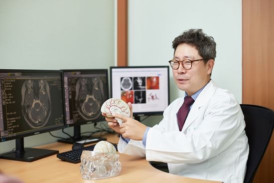 경희대의료원 신경외과 최석근 교수가 뇌동맥류 치료법에 대해 설명하고 있다.