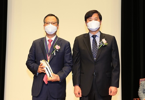 사진 왼쪽부터 용운의학대상 수상자인 조병철 교수, 서승환 연세대 총장