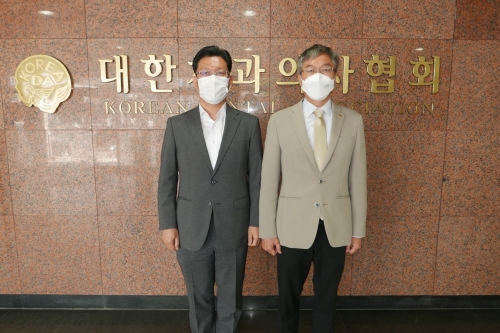 사진 왼쪽부터 이상훈 치협 회장, 임인택 복지부 건강정책국장.