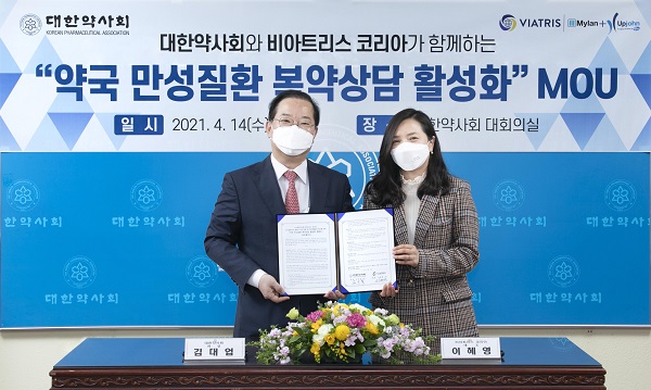 사진 왼쪽부터 대한약사회 김대업 회장, 비아트리스 코리아 이혜영 대표.