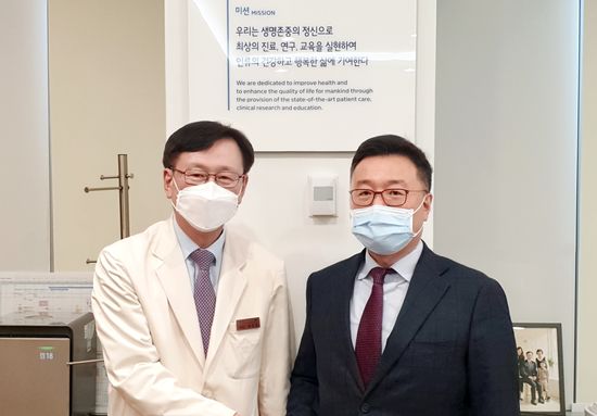 사진 왼쪽부터 권오정 삼성서울병원장, 고도일 서울시병원회장.