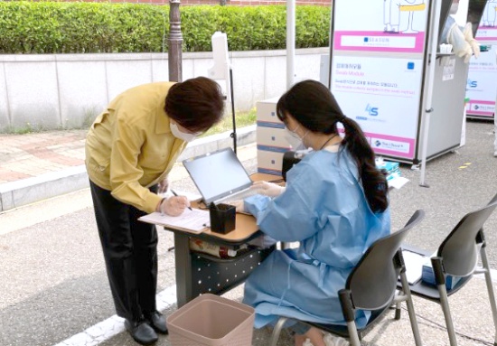 유은혜 교육부 장관이 코로나19 신속분자진단을 받기 위해 사전문진표를 작성하고 있다.