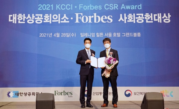권순만(사진 오른쪽) 한국보건산업진흥원장이 사회공헌대상 ‘사회적 가치’ 부문 대상을 수상한 후 기념사진을 찍고 있다.
