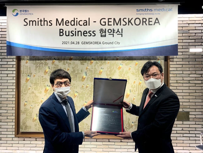 박영서(사진 왼쪽) 한국젬스 대표와 곽우섭 스미스메디컬 코리아 대표가 사업 효율성 개선을 위한 비즈니스 협약을 체결했다.