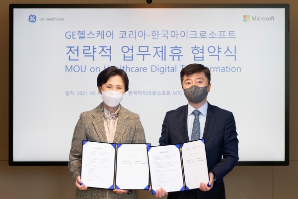 강성욱(사진 오른쪽) GE헬스케어 코리아 대표이사 사장과 이지은 한국마이크로소프트 대표가 국내 디지털 헬스케어 인프라 구축을 위한 전략적 업무 협약 체결 후 기념사진을 찍고 있다.