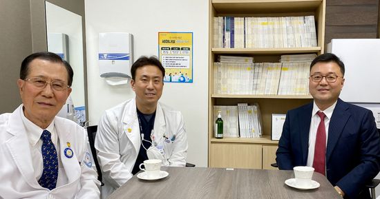 사진 왼쪽부터 허춘웅 병원장, 허준 의무원장, 고도일 회장.