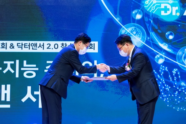 코어라인소프트(대표 김진국·사진 오른쪽)가 '닥터앤서 1.0' 성과 보고에서 우수개발 기업으로 선정됐다.