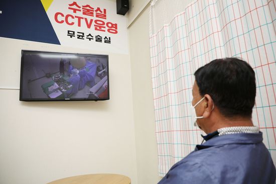 수술실 CCTV를 통해 실시간 수술장면을 시청하고 있는 보호자 모습. 사진 제공: 부평힘찬병원