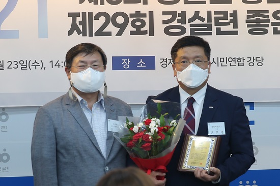 사진 왼쪽부터 김호 경실련 상임집행위원장, 변희병 대원제약 상무.