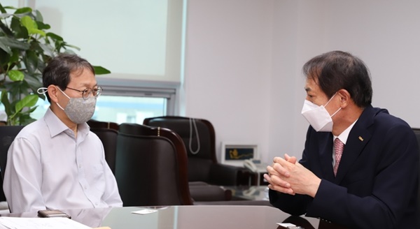 박태근 회장(오른쪽)이 4일 김성주 의원을 만나 비급여 진료비용 공개 제도와 관련한 의견을 나누고 있는 모습.