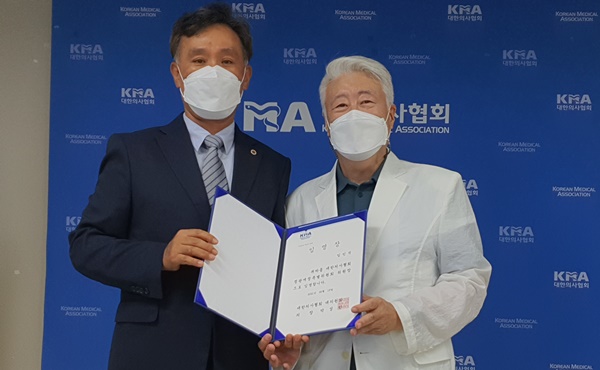 지난달 31일 열린 정개특위 첫 회의에서 박성민 의장(왼쪽)이 임인석 위원장에게 임명장을 주고 있다.