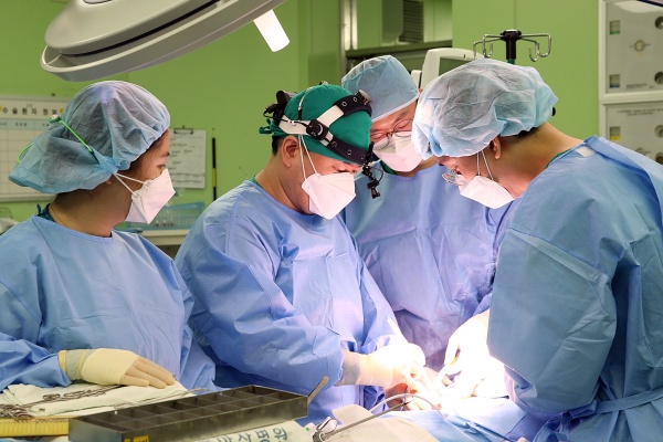 고범석(사진 왼쪽 두 번째) 서울아산병원 유방외과 교수가 유방암 수술을 집도하고 있다.