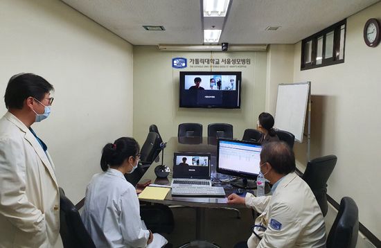 서울성모병원 의료진이 해외에서 근무하고 있는 현대건설(주) 직원에게 원격 건강상담 서비스를 제공하고 있는 모습. 사진 제공: 서울성모병원