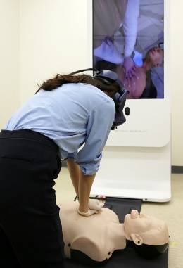 서울아산병원 시뮬레이션센터에서 한 직원이 VR 속 AI 강사의 설명을 들으며 심폐소생술 훈련을 시행하고 있다.