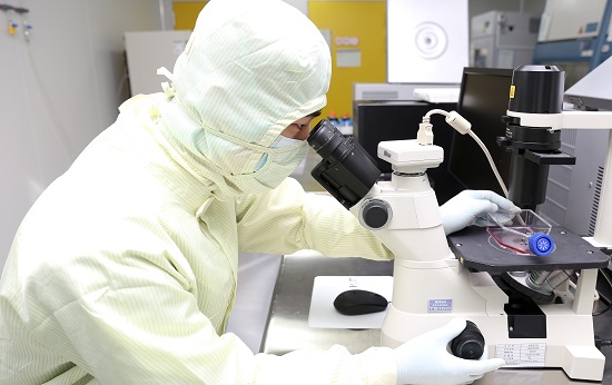 차바이오텍 연구원이 GMP 내 제조실에서 세포치료제를 제조·배양하고 있다.