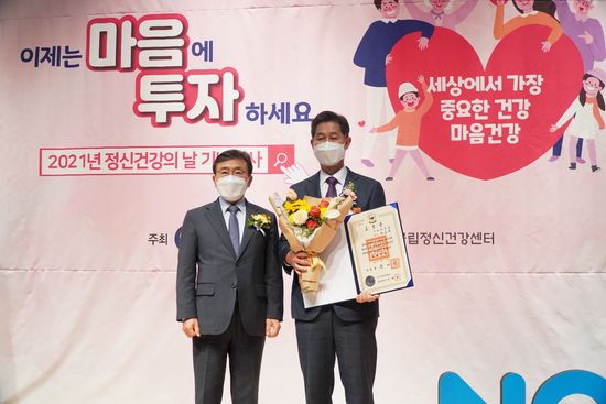 근정포장을 수상한 서울대병원 권준수 교수(사진 오른쪽)