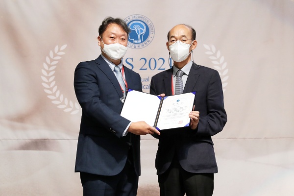 정규하(사진 왼쪽) 고대구로병원 신경외과 교수가 ‘제61차 대한신경외과학회 추계학술대회’(KNS 2021)에서 ‘이영우 학술상’을 수상했다.