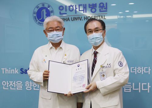 사진 왼쪽부터 김영모 인하대병원장, 정한영 교수.