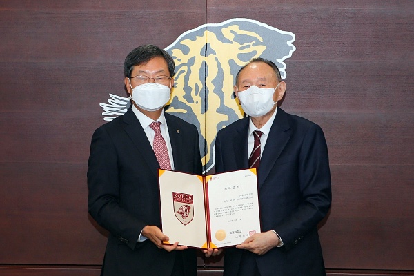사진 왼쪽부터 정진택 총장, 윤주홍 교우