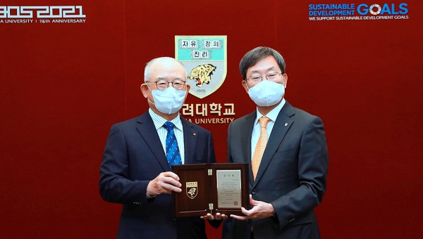 사진 왼쪽부터 신명호 부영그룹 회장과 정진택 고려대 총장