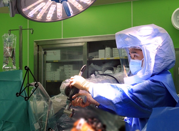 김중일 한림대강남성심병원 교수가 로봇 팔을 활용해 무릎 인공관절 수술을 하고 있다.