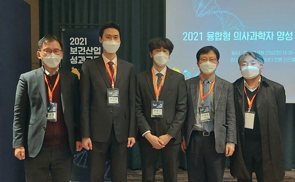 사진 왼쪽 두번째부터 이세광 대학원생, 민원기 대학원생, 해부학교실 김현수 교수