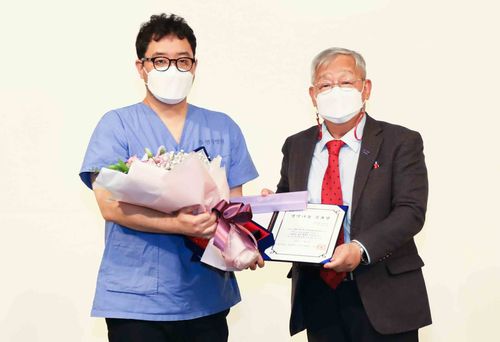 사진 왼쪽부터 명지병원 안성열 교수, 문인성 한국장기조직기증원장.