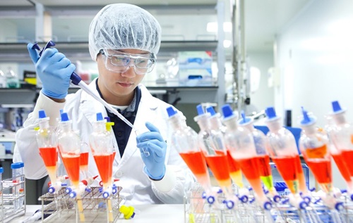SK 바이오사이언스 연구원이 백신 생산을 위한 연구를 하는 모습.