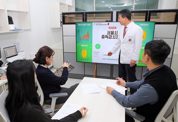 고대안암병원 서울시 독성물질 중독관리센터 이성우 센터장과 연구원들이 중독감시체계 구축 관련 회의를 진행하고 있다.