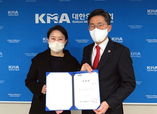 김이인 이사(왼쪽)가 이필수 회장에게 임명장을 받고 있다.