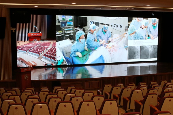 서울아산병원은 500석 규모 대강당에 대규모 LED 스크린을 새롭게 설치하고 온·오프라인 학술회의를 지원하는 최신 시스템을 구축했다.