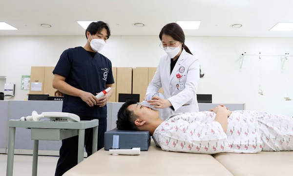박지현 한림대동탄성심병원 재활의학과 교수가 앰부백을 이용한 폐 팽창훈련을 시행하고 있다.