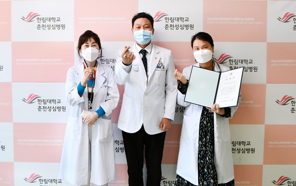 박찬이(사진 오른쪽) 한림대춘천성심병원 책임간호사