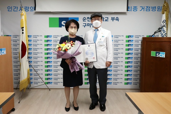 사진 왼쪽부터 김영실 간호부장, 정일권 병원장